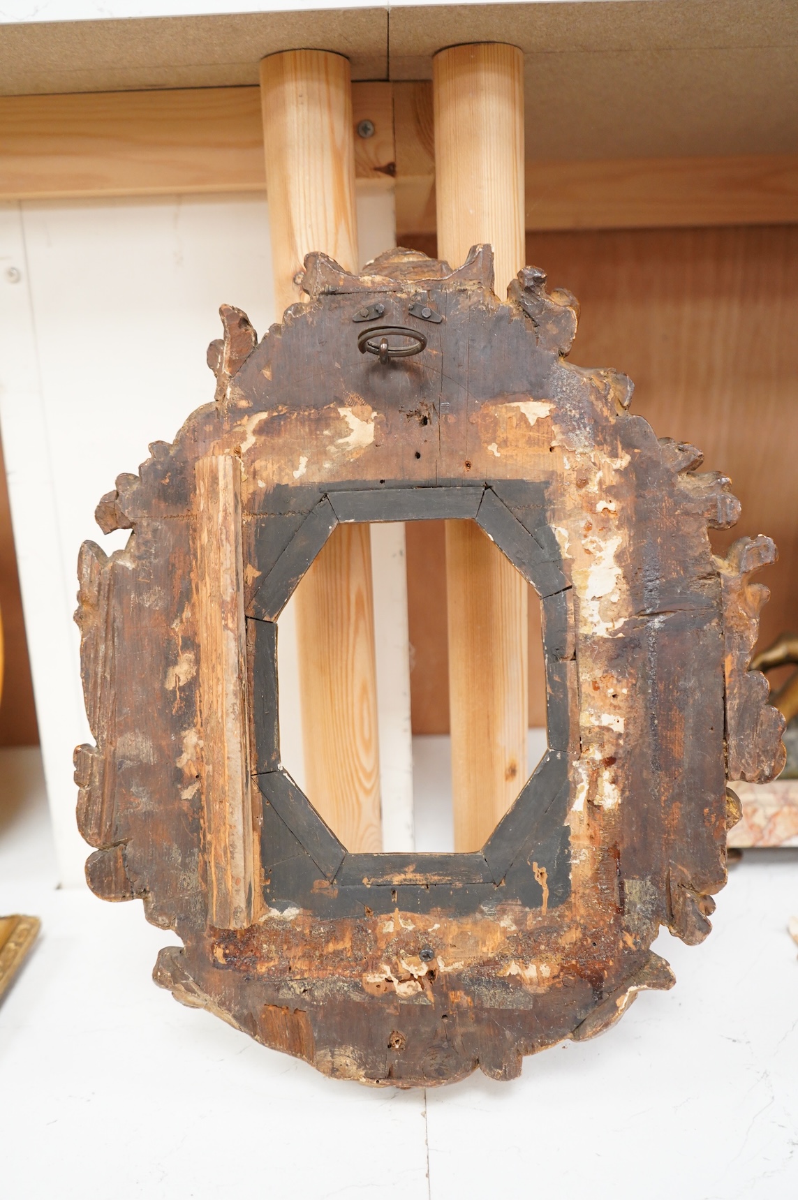 A late 17th/early 18th century Italian carved giltwood cherub frame with octagonal aperture, 37cm high